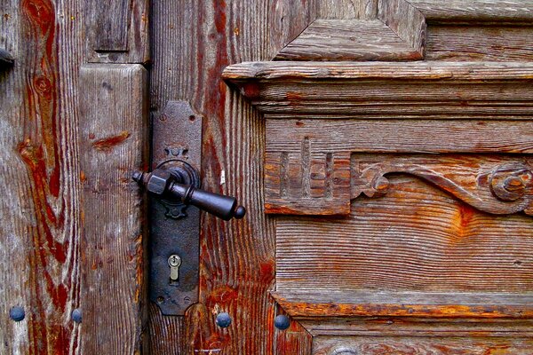 Belle vieille porte sculptée