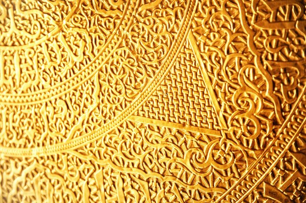 Armure dorée. Motif de runes