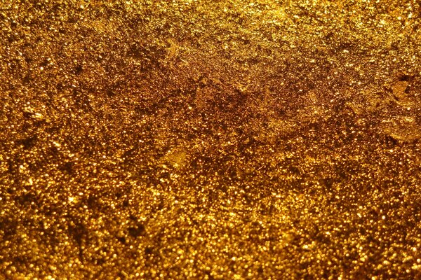 Die goldenen Kristalle leuchten und schimmern
