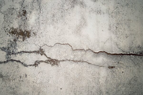 Fissuré dans le temps sur un mur de béton