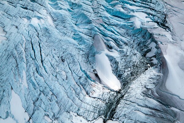 Risse und Vertiefungen. Eisrisse