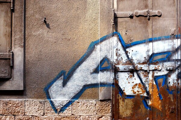 Creatività di strada. Graffiti sul muro e sulla porta