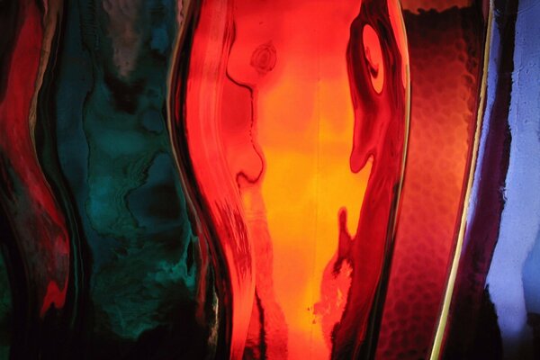 Collage de bandes de verre multicolores