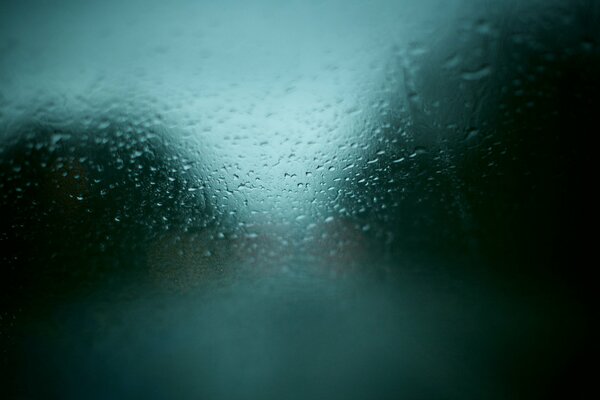 Fuera de la ventana del coche está lloviendo