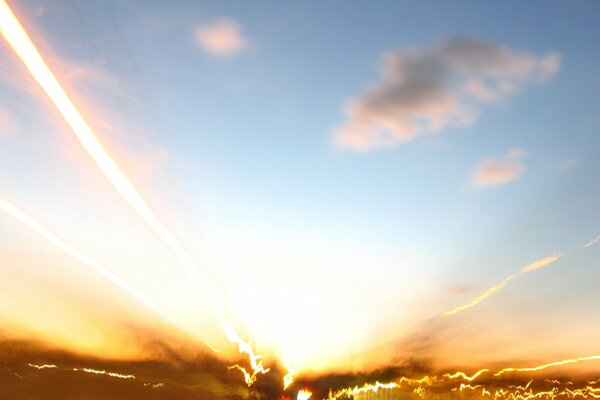 La route et les nuages dans les rayons de l aube