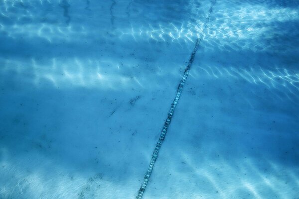 Linea in acqua sul fondo della piscina