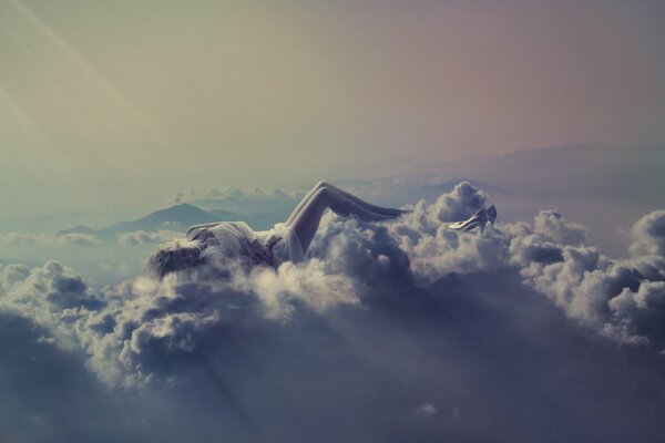 La chica descansa en una nube, como flotando