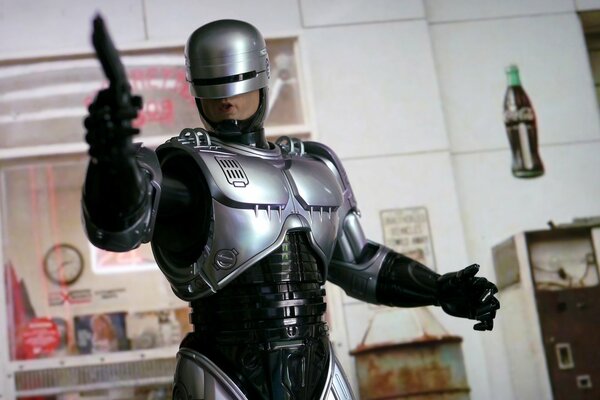 Robocop z pistoletem na tle biura