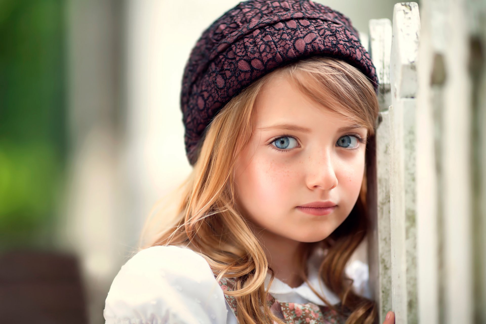 gesichtspuppe kinderfotografie mädchen charme sommersprossen blick hut