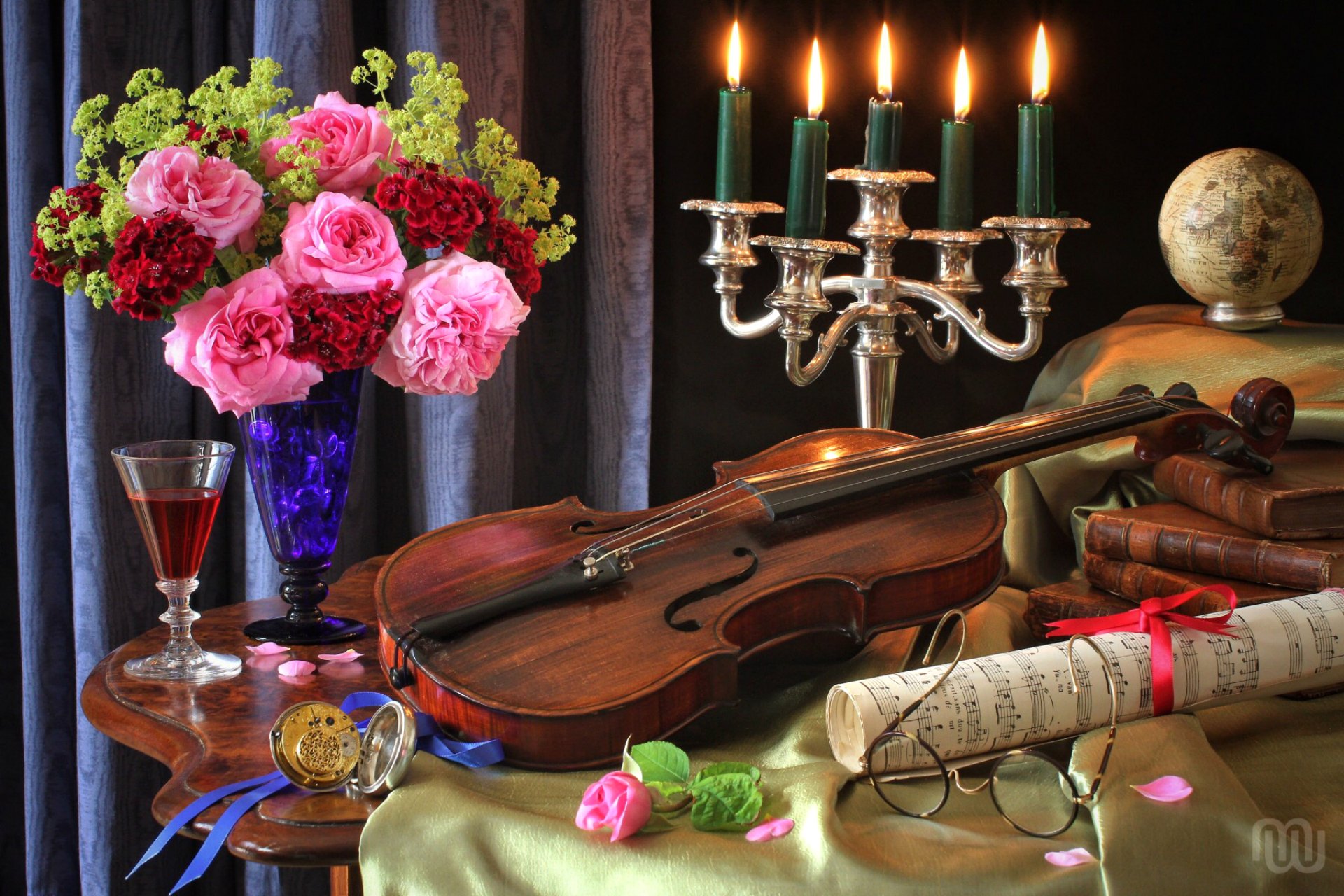 stillleben blumenstrauß rosen noten violine brille weinglas kerzen uhr globus bücher