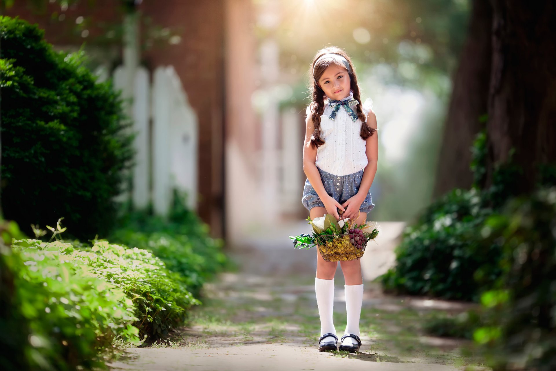 espera fotografía de bebé niña coletas cesta luz del sol