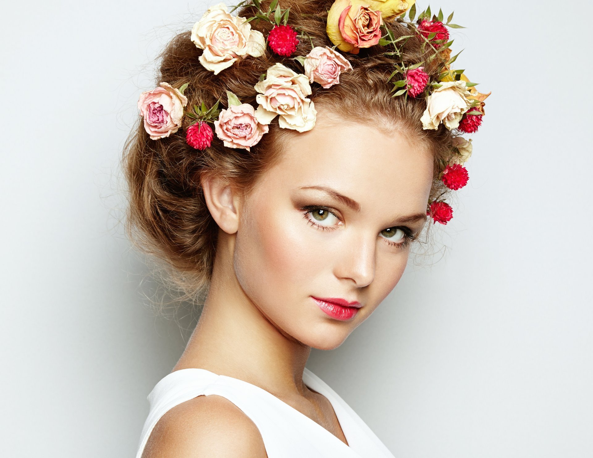 ragazza bella primavera capelli fiori trucco