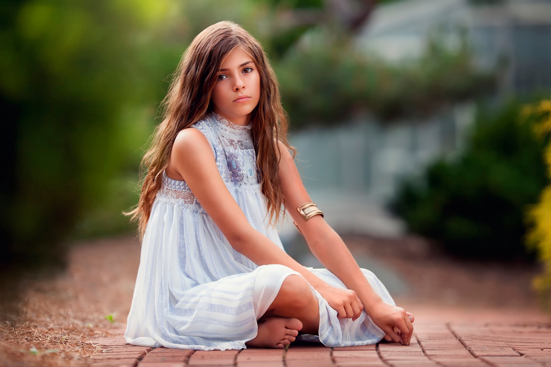 dans le calme bébé photographie cheveux ondulés fille robe