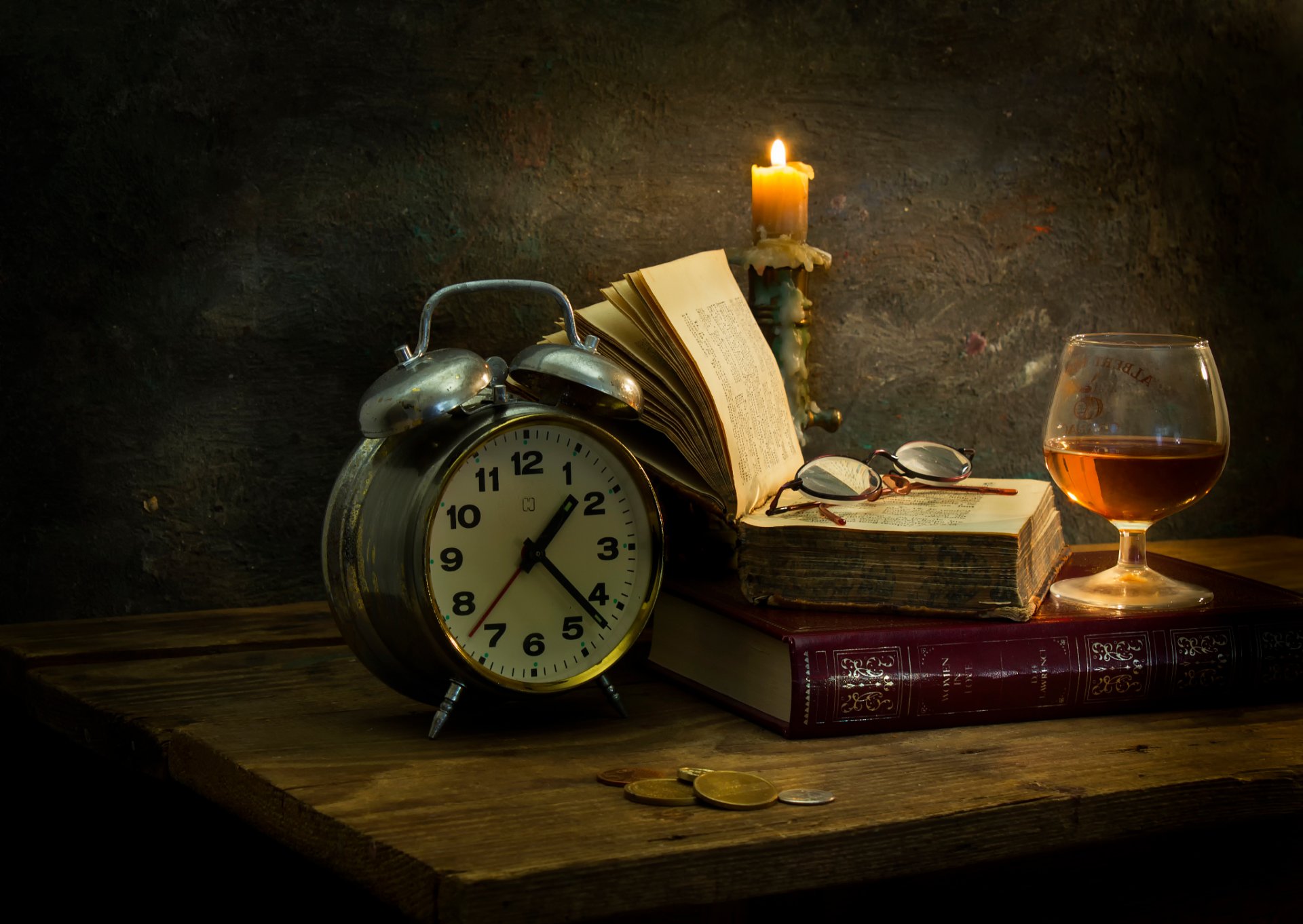 plaisir tranquille horloge bougie cire livres verre à vin lunettes