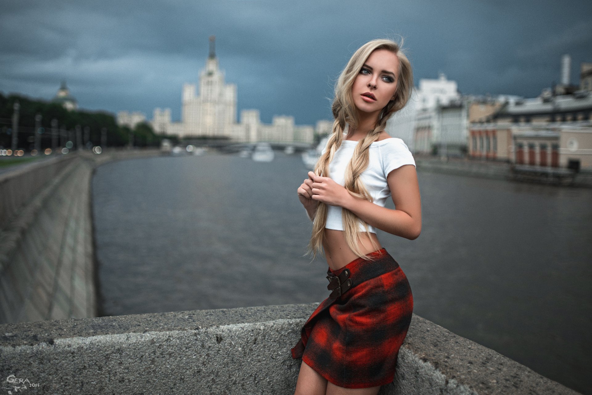 chica victoria pichkurova rubia ciudad moscú rusia camiseta corta falda río bokeh pelo largo hermoso elegante lindo atractivo nubes nublado trenzas