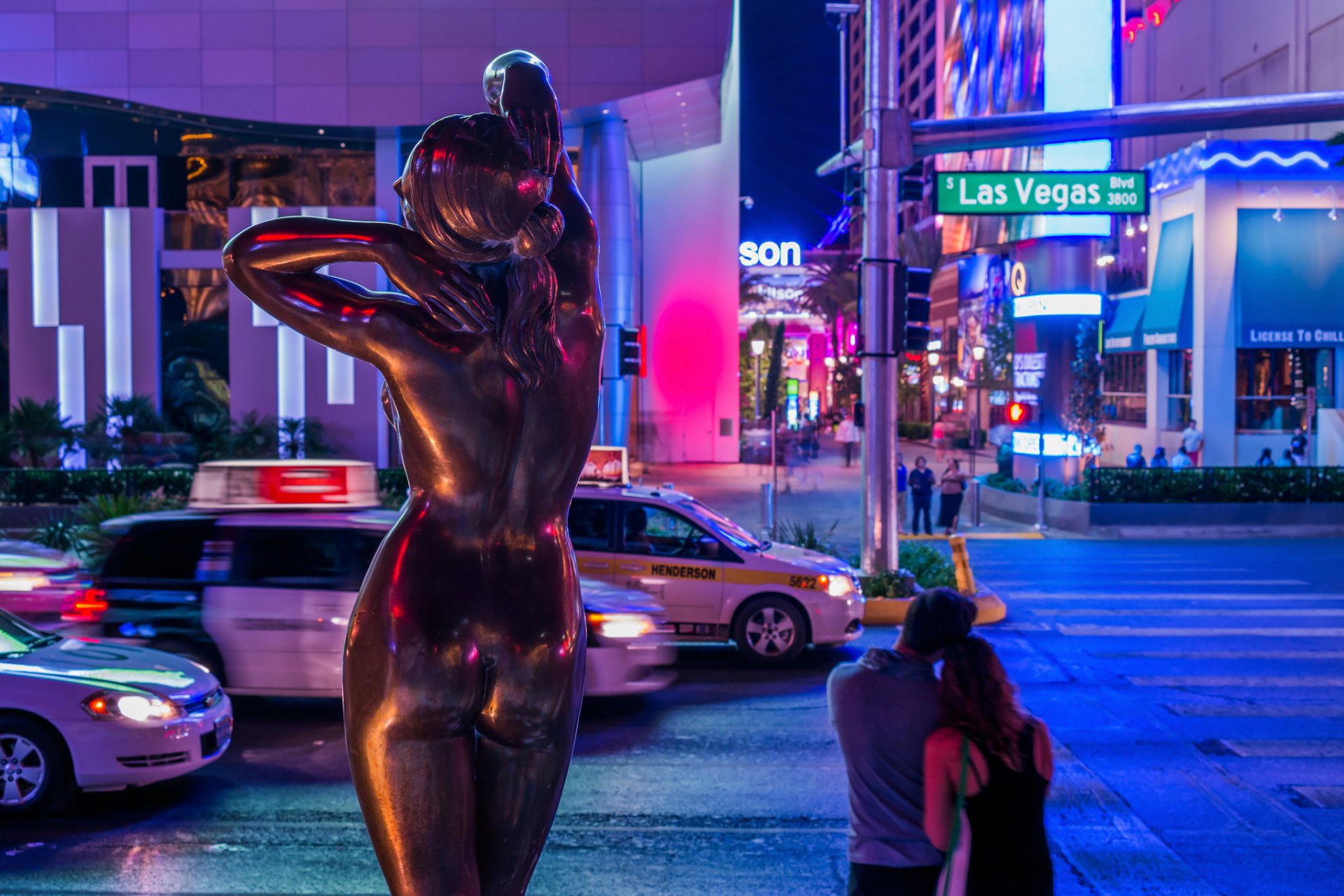 las vegas statue street night