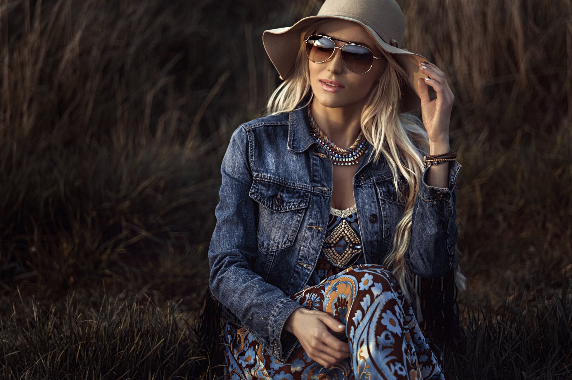 girl model hat jeans jacket sunglasse