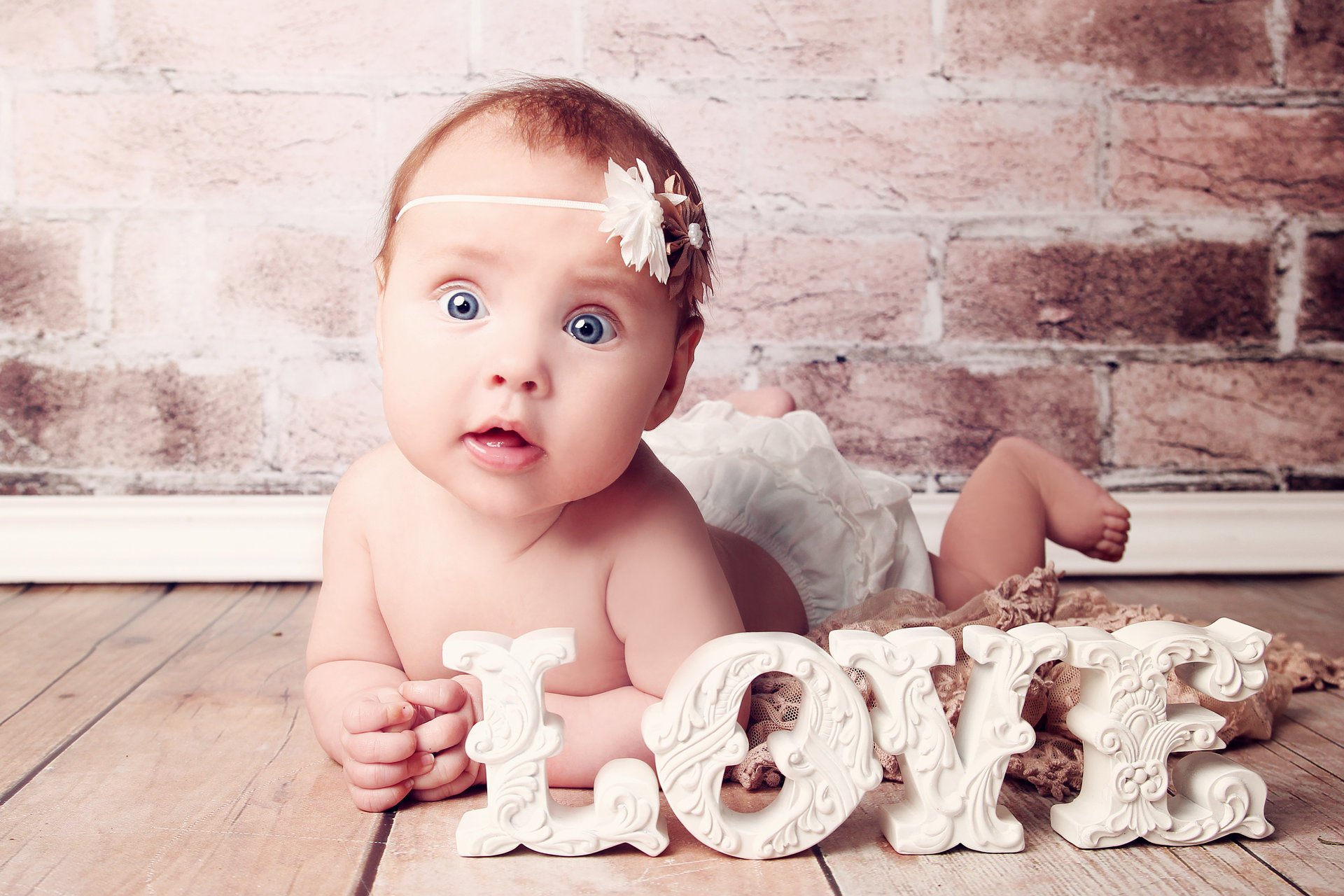 bebé feliz grandes hermosos ojos azules sorprendió a la niña recién nacido amor lindo sorprendido niña recién nacido niños