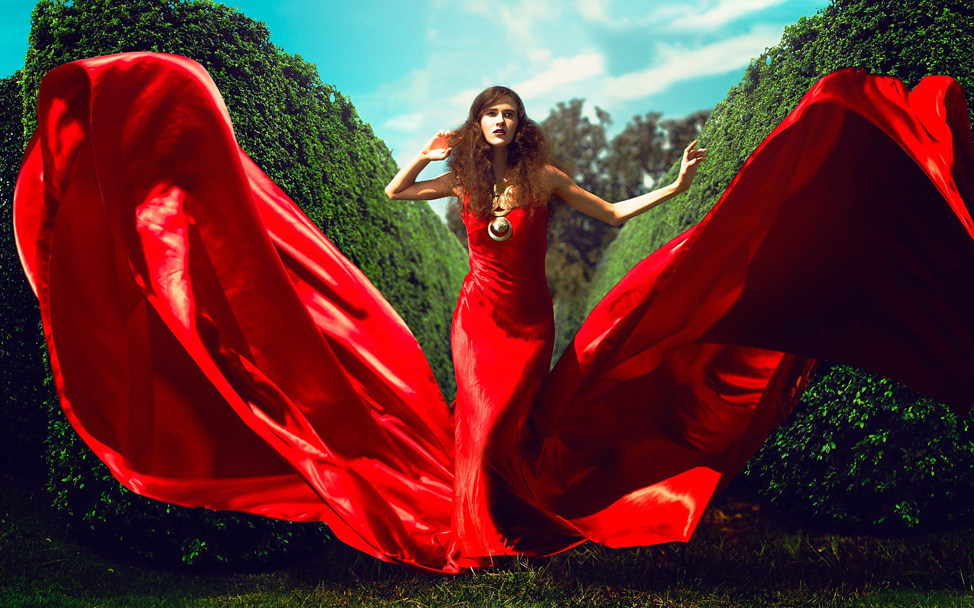 Женщина в длинном красном платье