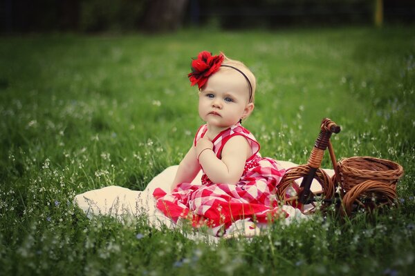 Pequeña y linda chica en la naturaleza