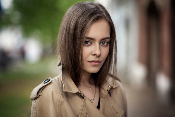 Jolie fille en manteau beige