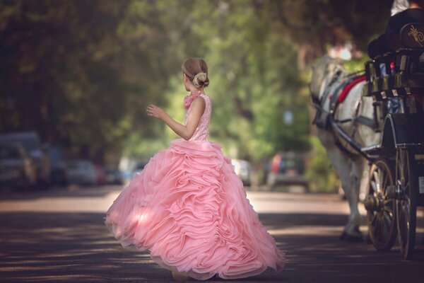 Chica en un exuberante vestido rosa en la calle