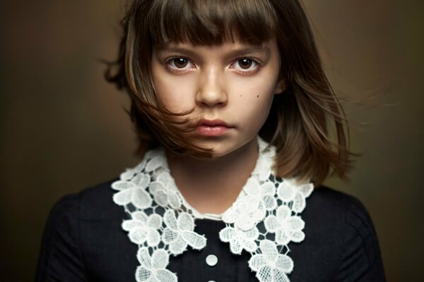 Bellissimo ritratto fotografico di una ragazza dagli occhi Marroni