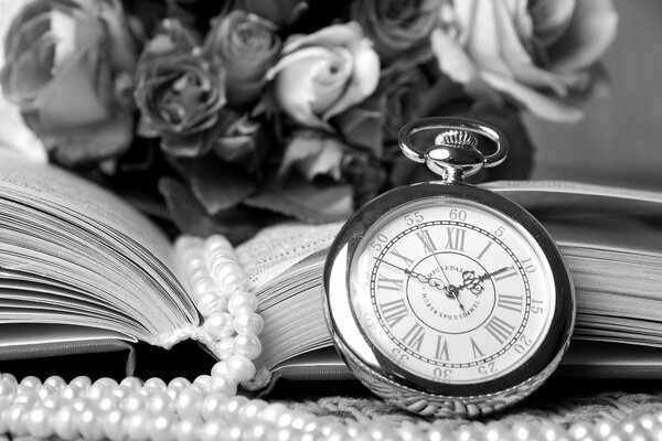 Horloge Vintage. Livre et fleurs