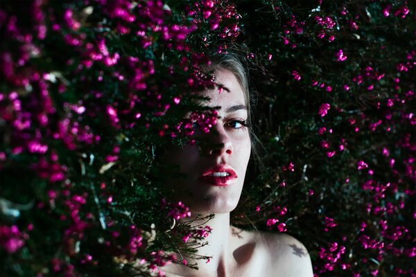 Armonizando el maquillaje de labios de una niña con flores Rosadas