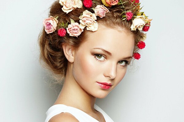 Chica con flores en el pelo