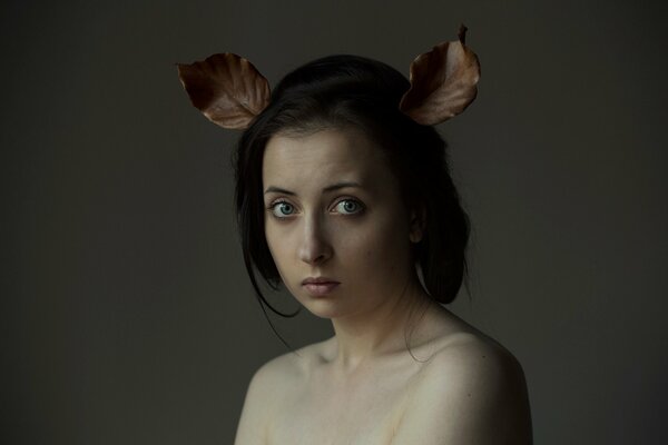 Portrait d une jeune fille avec des oreilles en fonte