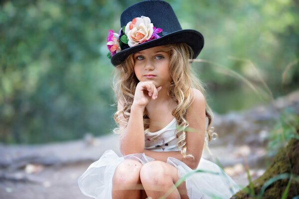 Słodka dziewczyna w ładnym kapeluszu