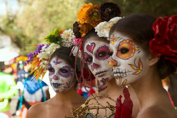 Dziewczyny z pomalowanymi twarzami i kwiatami na głowie