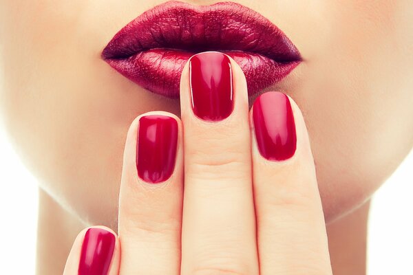 Manicure nel colore del rossetto