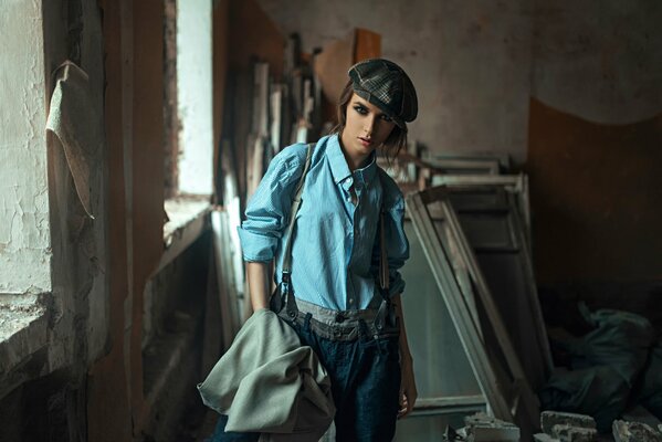 Gorra. tirantes. chica en ropa de hombre. chica en camisa