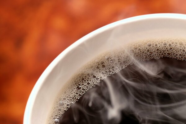 Tasse de café noir et de bulles