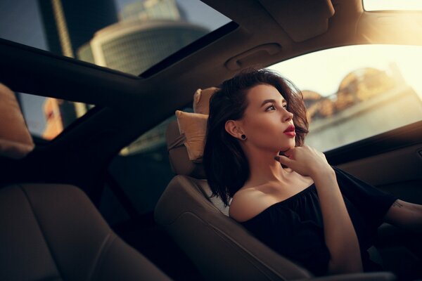 Ragazza in auto con la vista concepita