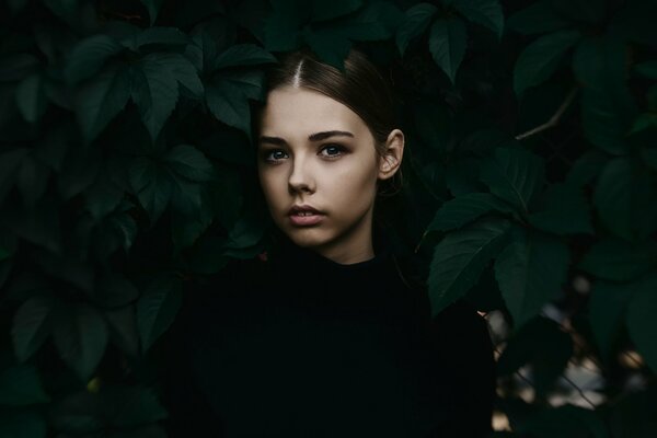 Fille sur une photo de portrait à côté de feuilles