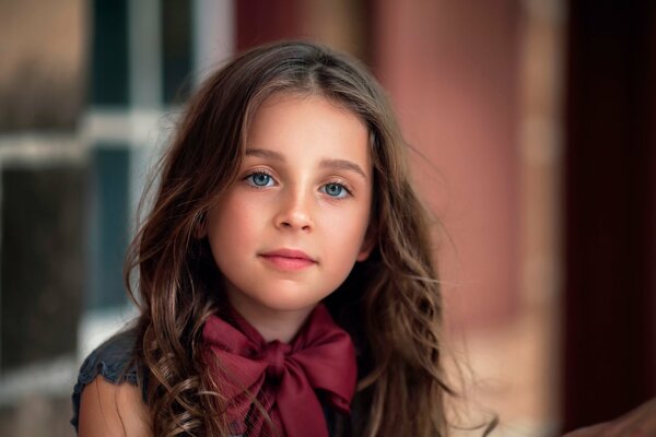 Ragazza con gli occhi blu e belle ciocche