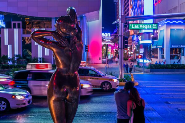 Couple regardant la nuit à Las Vegas