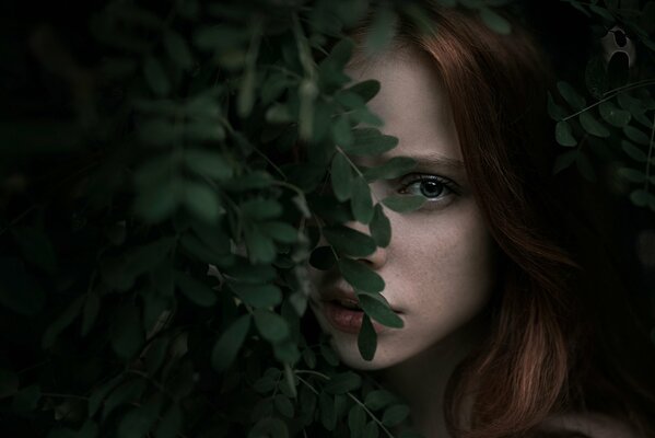 Beau portrait photo d une fille avec des feuilles