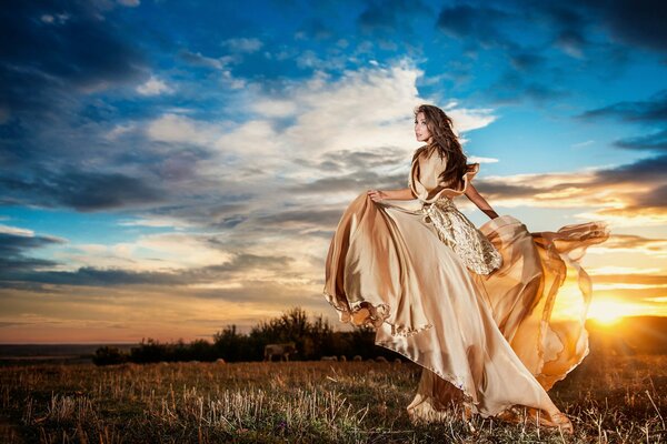 Fond d écran avec une fille dans la nature en robe