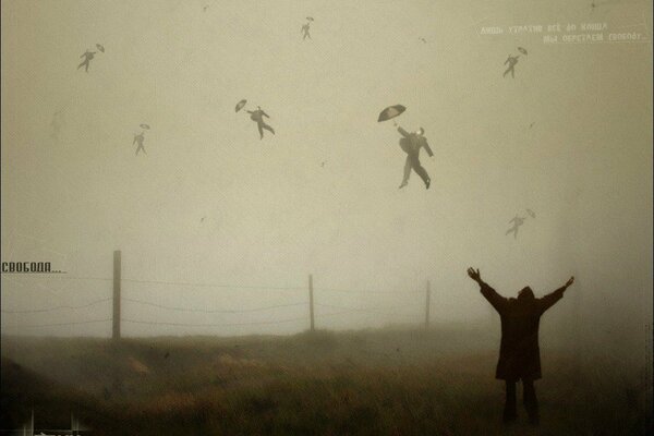 Les gens dans le ciel avec des parapluies dans le brouillard