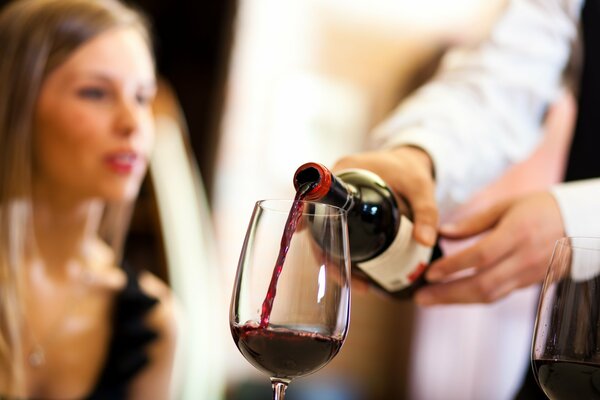 Verre de vin rouge pour une charmante dame