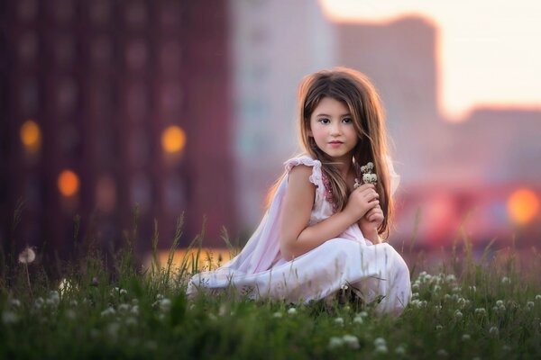 Fille sur une clairière de fleurs. L image d un ange