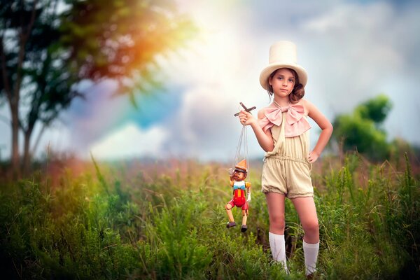 Ragazza in cappello con il burattino di Pinocchio