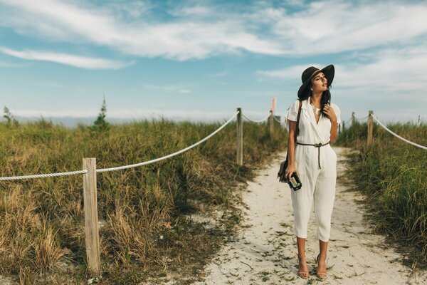 Chica posando en verano en el campo