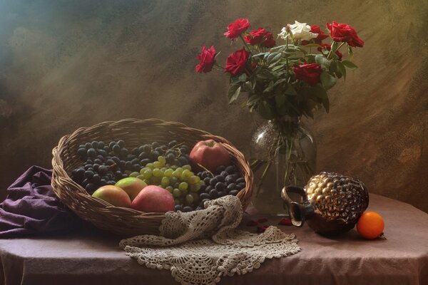 Nature morte avec l image de fruits dans un panier et un vase avec des roses