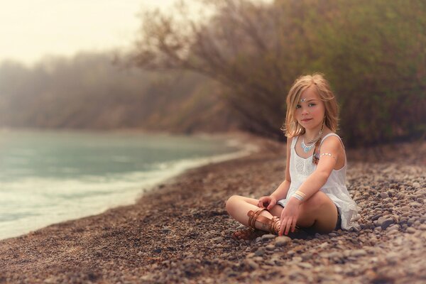 Chica en la orilla del mar encantador