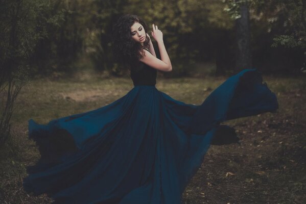 Fille brune en robe bleue